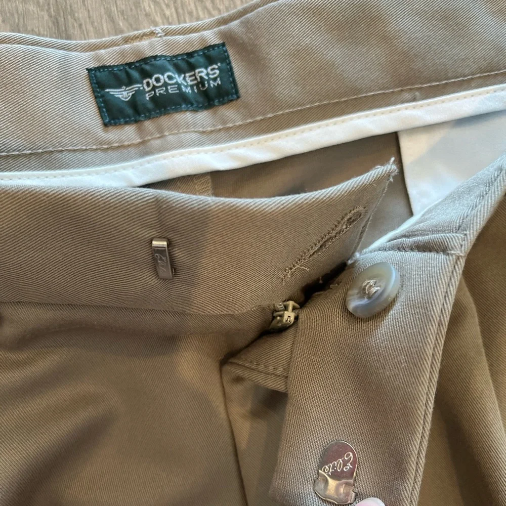 Dockers Premium Never Iron Khakis Pleated Relaxed Fit Wrinkle Free 42x29 NWT